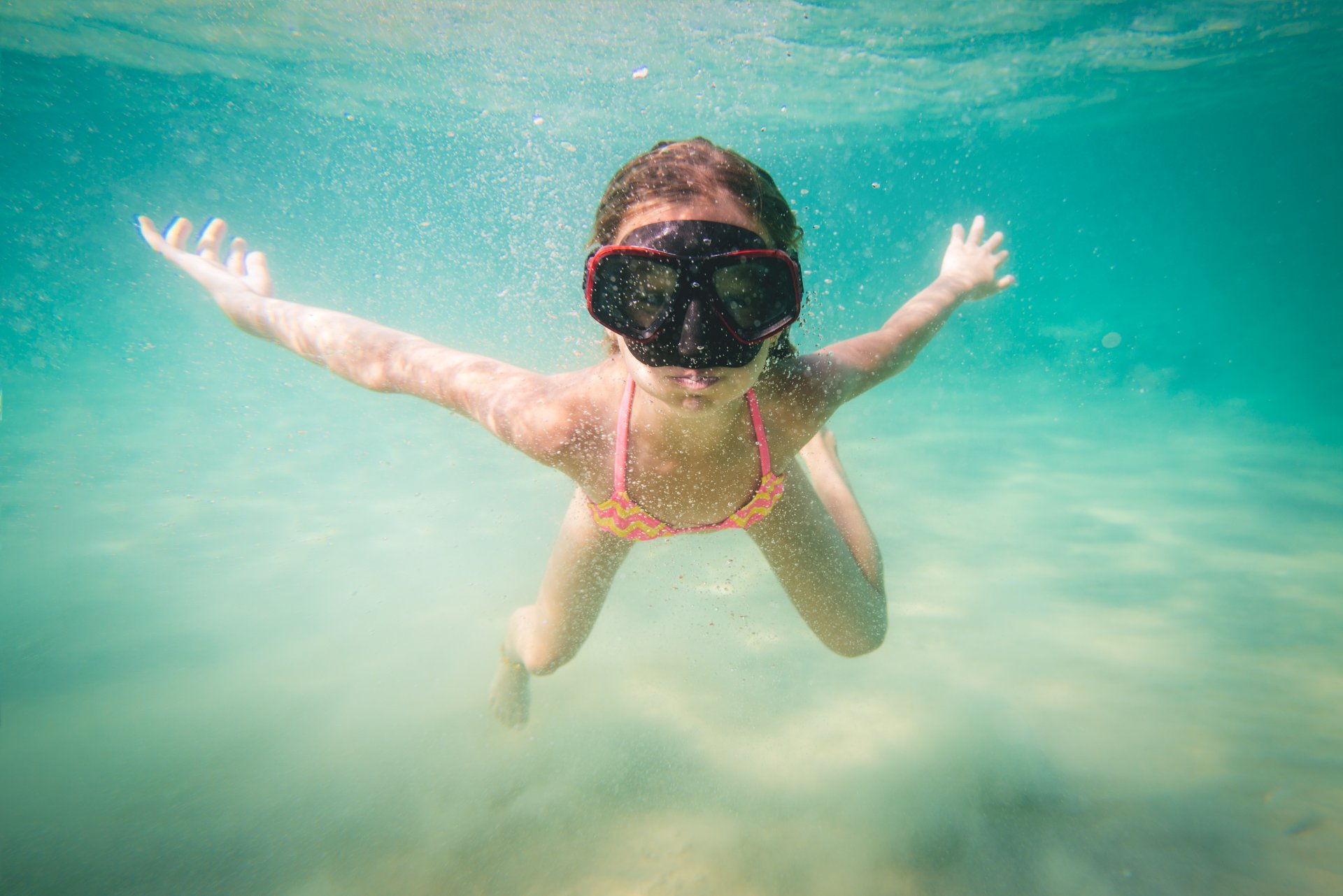 little-girl-snorkeling-2023-11-27-05-33-36-utc