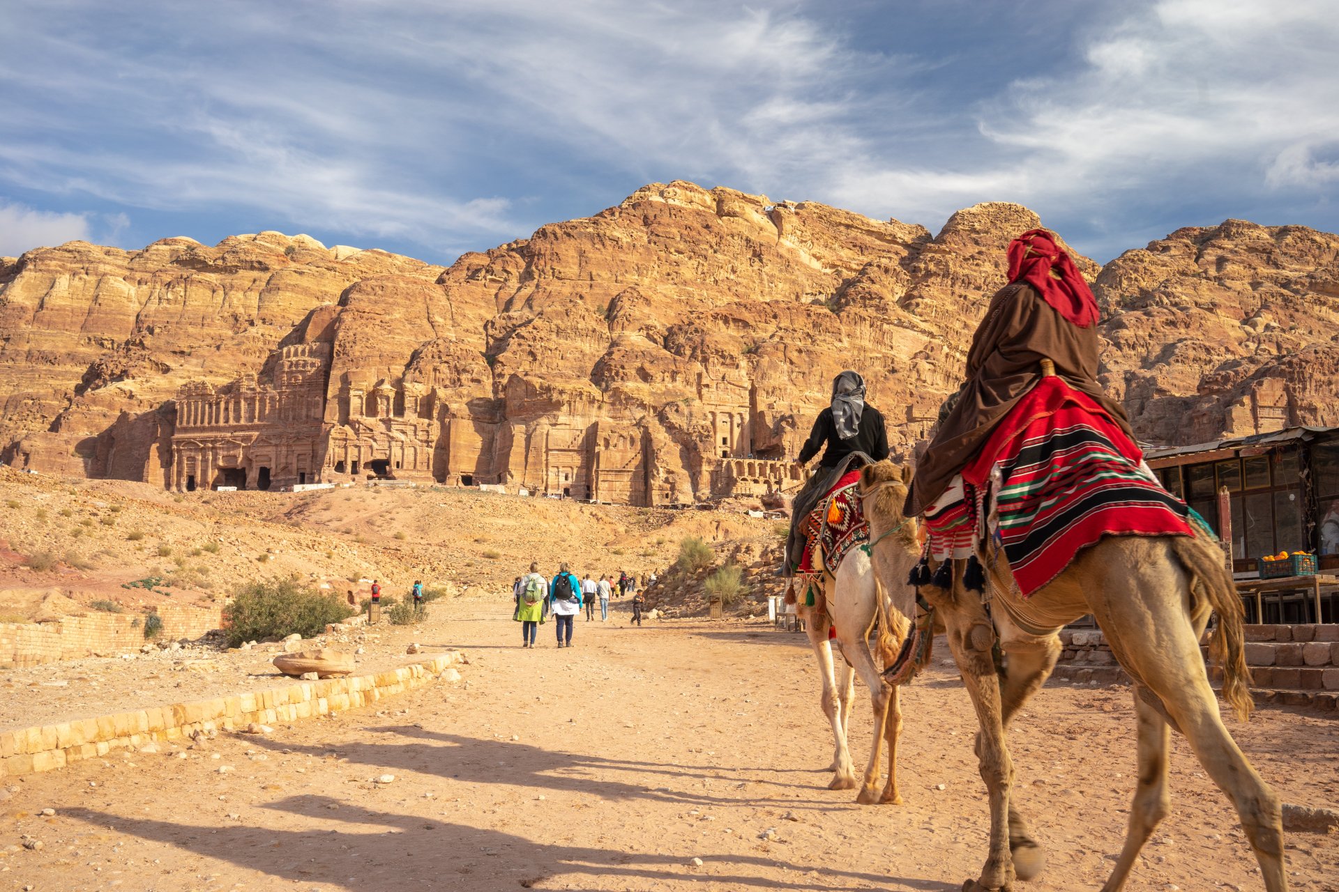 tourists-at-petra-2023-11-27-05-04-28-utc